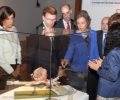 Su Majestad la Reina Doña Sofía durante su recorrido por la exposición “Alzheimer: el Camino de la memoria”