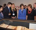 Su Majestad la Reina Doña Sofía observa una vitrina con documentos en la exposición “Alzheimer: el Camino de la memoria”