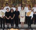 Fotografía de grupo de Su Majestad la Reina Doña Sofia con los cantantes y músicos que participaron en el concierto