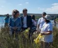 Su Majestad la Reina Doña Sofía acompañando a voluntarios en sus tareas de limpieza en la Cala Teulerura