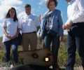 Doña Sofía atiende a las explicaciones acerca de las tareas de limpieza en la Cala Teulerura