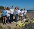 Su Majestad la Reina Doña Sofía acompañada de voluntarios en la Cala Teulerura 