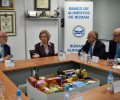 Su Majestad la reina durante la reunión en la que fue informada del funcionamiento de la entidad altruista y su balance el año pasado