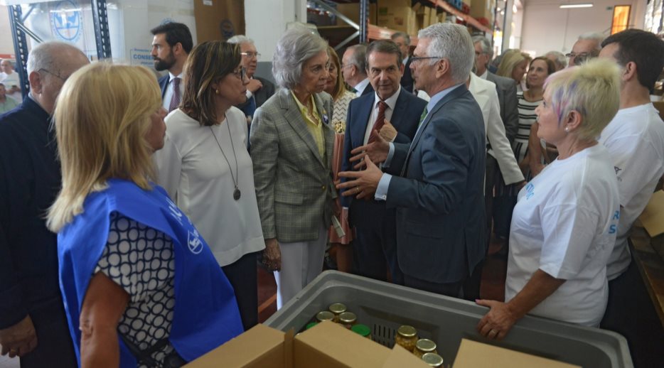 Su Majestad la Reina Doña Sofía durante su visita a las instalaciones