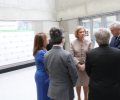 Doña Sofía conversa con los organizadores momentos antes del comienzo del Congreso 