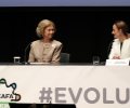 Su Majestad la Reina Doña Sofía junto a la presidenta de la Confederación Española de Alzheimer, Cheles Cantabrana, durante el acto 