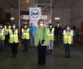 Su Majestad la Reina Doña Sofía junto a personal que colabora en el Banco de Alimentos de Toledo