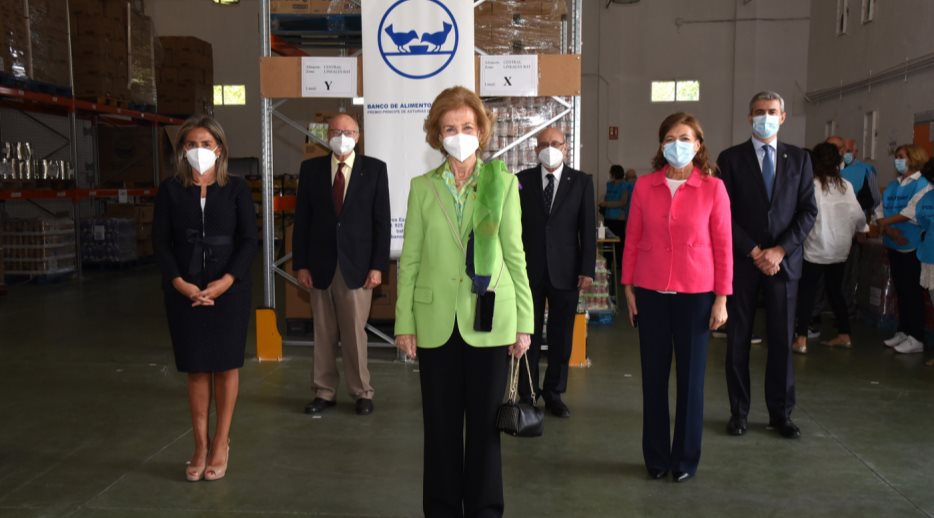 Su Majestad la Reina Doña Sofía en su visita al Banco de Alimentos de Toledo