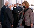 A su llegada, Doña Sofía recibe el saludo de las autoridades que asistian a su visita 