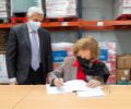 Doña Sofía firma el libro de visita del Banco de Alimentos de Ávila
