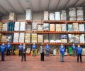 Su Majestad la Reina Doña Sofía junto a los voluntarios del Banco de Alimentos de Ávila