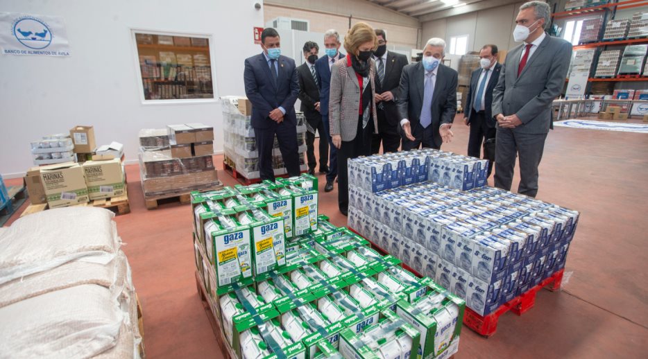 Doña Sofía recibe información sobre las donaciones de leche UHT así como la instalación de una cámara de congelación que se han conseguido gracias ...
