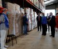 Su Majestad la Reina Doña Sofía conversa con un voluntario durante el recorrido por las instalaciones