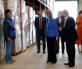 Doña Sofía durante el recorrido por las instalaciones conversa con un voluntario