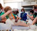 Su Majestad la Reina Doña Sofía junto a los voluntarios que están preparando las bolsas para su reparto