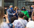 Doña Sofía recibe el cariño del público congregado en las calles de Santander