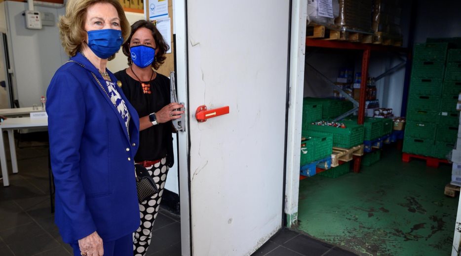 Su Majestad la Reina Doña Sofía durante la visita al Banco de Alimentos de Santander