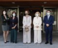 Su Majestad la Reina Doña Sofía junto a las autoridades que la recibieron a su llegada