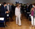 Doña Sofía recibe el saludo del público asistente al accedeer al Salón de Actos del Centro Alzheimer de la Fundación Reina Sofía