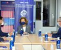 Su Majestad la Reina Doña Sofía durante la reunión en la Fundación Banco de Alimentos de Granada