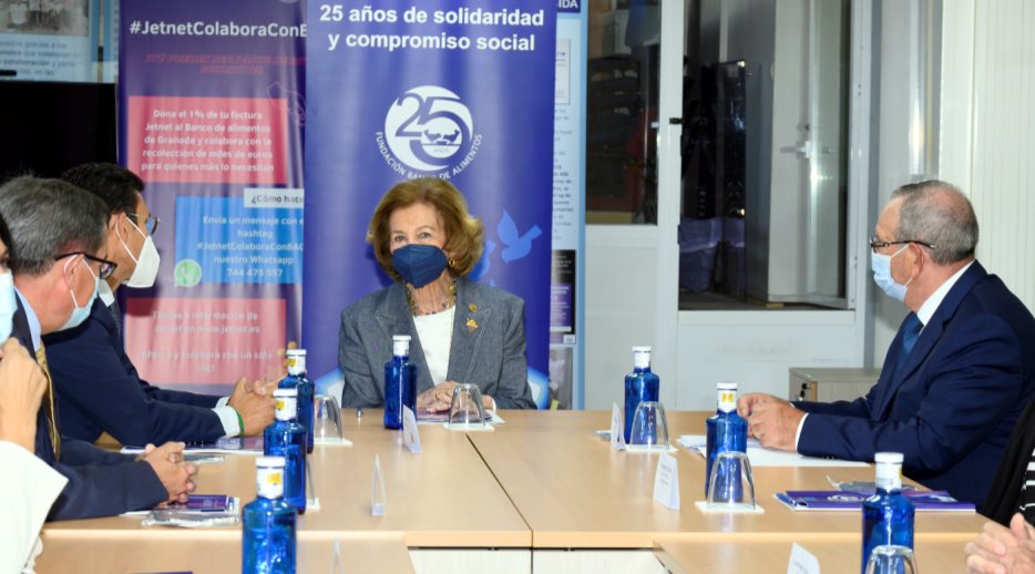 Su Majestad la Reina Doña Sofía durante la reunión en la Fundación Banco de Alimentos de Granada
