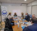 Doña Sofía acompañada por las autoridades asistentes a la reunión durante su visita al Banco de Alimentos de Badajoz