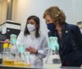 S.M. la Reina Doña Sofía atiende las explicaciones de la Dra. Dª Isabel Pardo en el laboratorio del proyecto “RECREA” para la producción de bioplás...