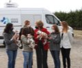 Su Majestad la Reina Doña Sofía durante su visita al Centro de Adopción de la Asociación Nacional Amigos de los Animales