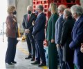 Doña Sofía a su llegada recibe el saludo de las autoridades