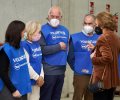 Doña Sofía conversa con personal voluntario del Banco de Alimentos de Ourense