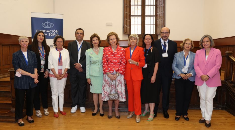 Fotografía de grupo de Su Majestad la Reina Doña Sofía y Su Majestad la Reina Silvia de Suecia con los representantes de las asociaciones de famili...