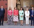 Su Majestad la Reina Doña Sofía y Su Majestad la Reina Silvia de Suecia junto a las autoridades que las recibieron