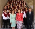 Su Majestad la Reina Doña Sofía y Su Majestad la Reina Silvia de Suecia acompañadas de alumnos de la Universidad de Salamanca