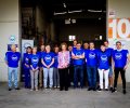 Su Majestad la Reina Doña Sofía junto a un grupo de voluntarios del Banco de Alimentos de Soria