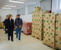 Doña Sofía recorre las instalaciones del Banco de Alimentos de Tenerife en La Palma