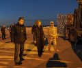 Doña Sofía observa la carga de un palet de ayuda humanitaria que se envía a las zonas afectadas por los terremotos