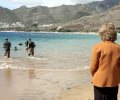 Su Majestad la Reina Doña Sofía observa la suelta de tortugas por los voluntarios