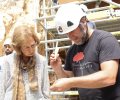 Su Majestad la Reina Doña Sofía observa uno de los objetos encontrados en la Cueva