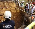 Doña Sofía observa algunos de los trabajos que se están llevando a cabo en la Cueva la Sima del Elefante