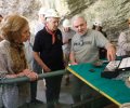 Su Majestad la Reina recibe explicaciones sobre algunos elementos hallados en la Cueva Mayor