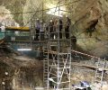Un momento de la visita de la Reina Doña Sofía a la Cueva Mayor