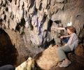La Reina Doña Sofía recibe explicaciones durante su recorrido por la Cueva Mayor