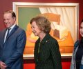 Doña Sofía junto a las autoridades que la recibieron en la galería Sotheby's