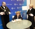 Su Majestad la Reina Doña Sofía firma en el libro de honor de la Universidad CEU San Pablo
