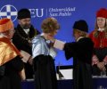 Su Majestad la Reina Doña Sofía durante la imposición de la medalla por parte de la rectora de la Universidad CEU San Pablo