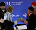 Su Majestad la Reina Doña Sofía durante la entrega del birrete laureado por parte de la rectora de la Universidad CEU San Pablo