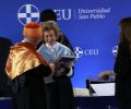 Su Majestad la Reina Doña Sofía durante la entrega del libro de la ciencia por parte del padrino, Benigno Pendás