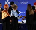 Su Majestad la Reina Doña Sofía durante la entrega de los guantes blancos por parte de la rectora de la Universidad CEU San Pablo