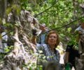 Doña Sofía realiza tareas de limpieza junto a los voluntarios