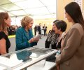 La Reina Doña Sofía recibe explicaciones durante su visita a la zona expositiva de la carpa
